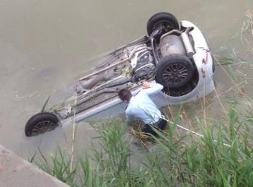 Schianto in strada poi annega nel canale 