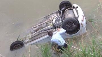 Schianto in strada poi annega nel canale