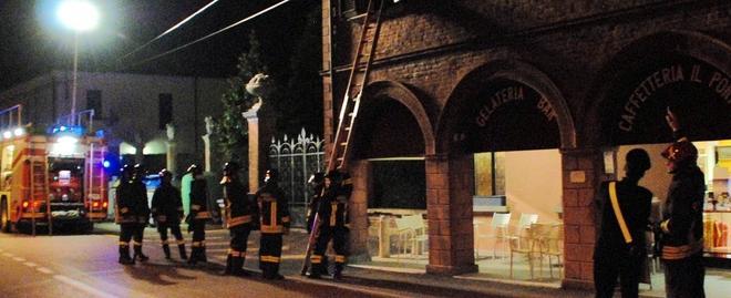 Crolla il soffitto durante il comizio