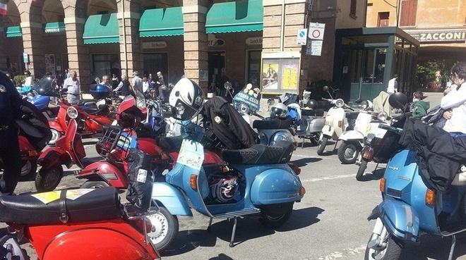 Al tour dei castelli matildici 400 vespisti da tutta Italia