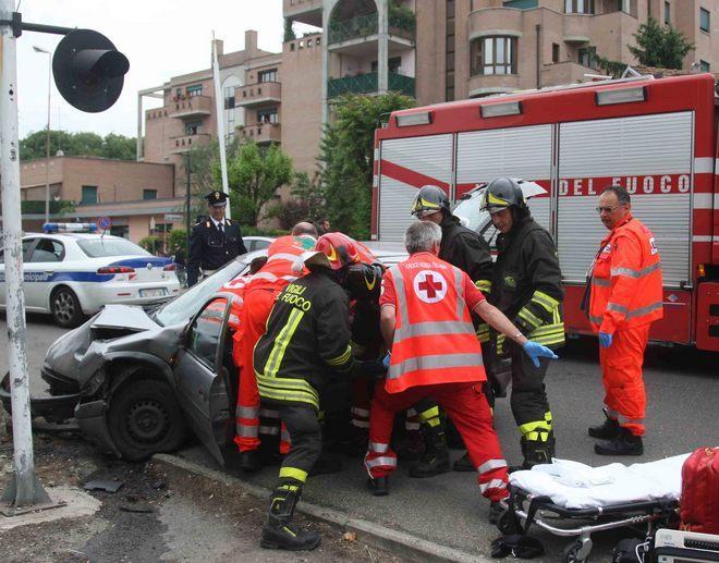 Sbanda e abbatte il passaggio a livello 