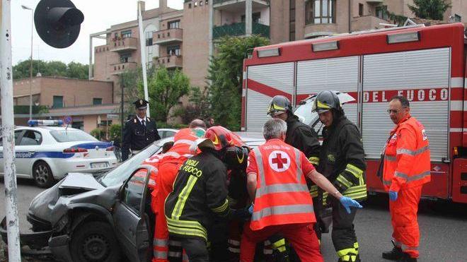 Sbanda e abbatte il passaggio a livello