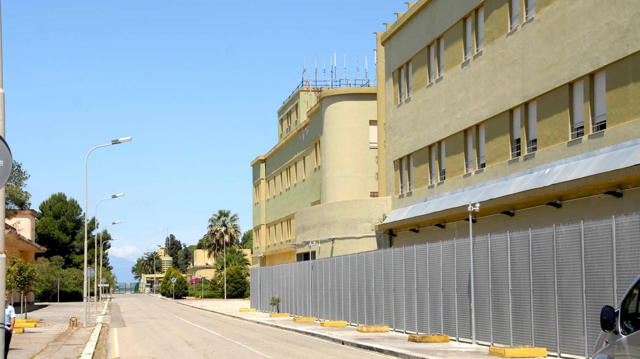 Botte e caos nel centro per i migranti di Elmas