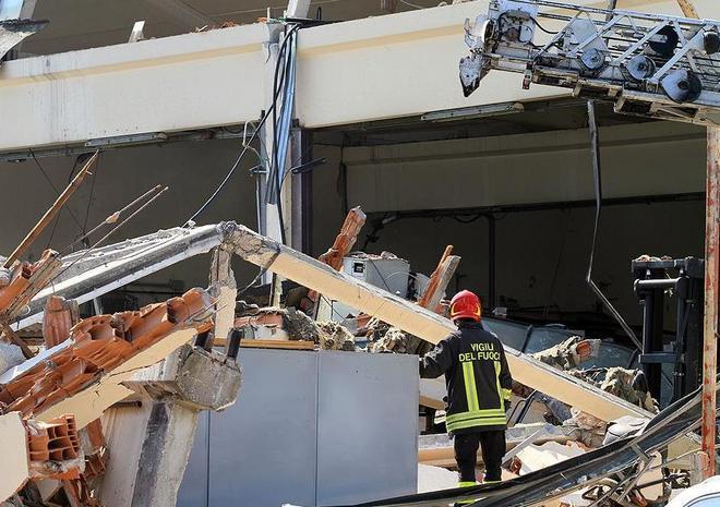 Un lutto senza fine per famiglie e amici delle 17 vittime 