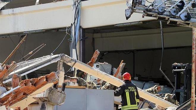 Un lutto senza fine per famiglie e amici delle 17 vittime