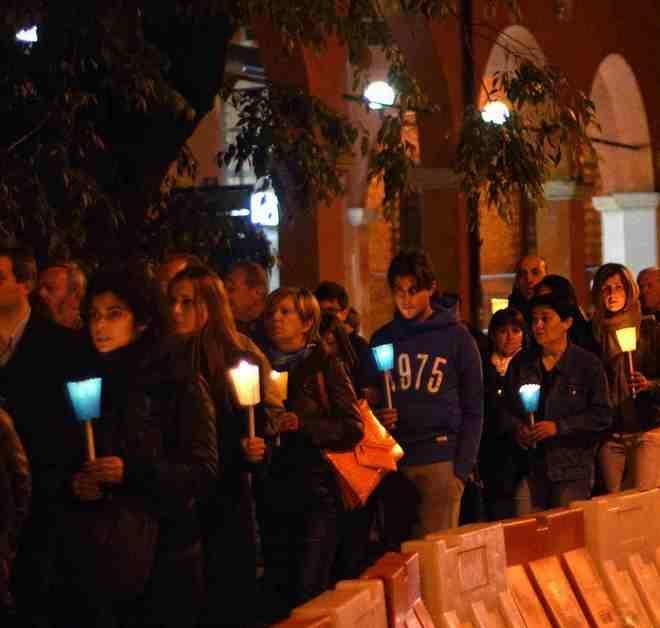 Una piazza agibile ma senza vita tra impalcature e tanti progetti 