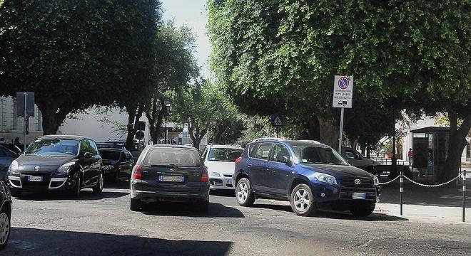 Attentato a Oristano, in fiamme una pizzeria del centro 