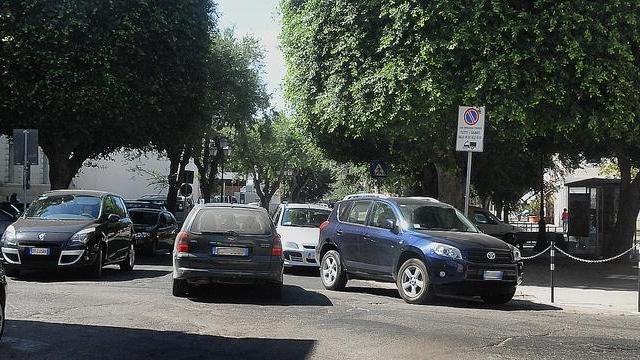 Attentato a Oristano, in fiamme una pizzeria del centro