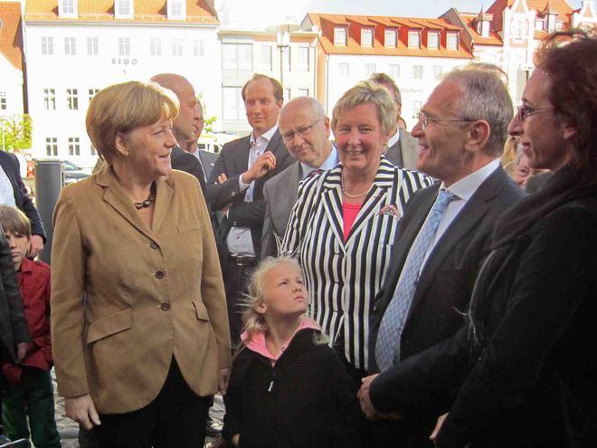 Stretta di mano tra la Merkel e Barbieri sull'isola "ecologica" di Rugen