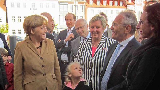 Stretta di mano tra la Merkel e Barbieri sull'isola "ecologica" di Rugen