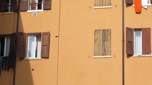 Panni stesi e degrado nel cuore della piazza I cittadini insorgono