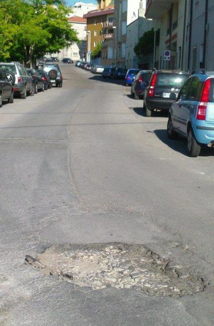Strade della città ridotte a un colabrodo 