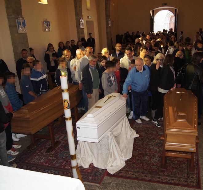 Lacrime e rabbia: il dolore di una città 