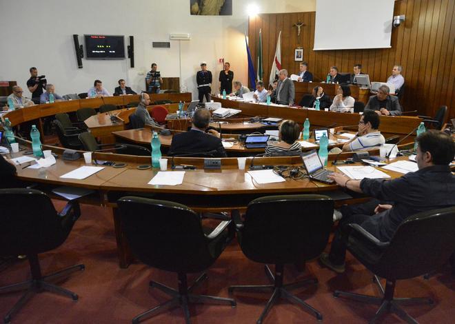 I quattro non sono in aula, ma Tendas non si dimette 