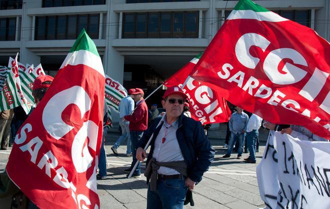 Volantinaggio dei sindacati contro i 44 obiettivi di Renzi 