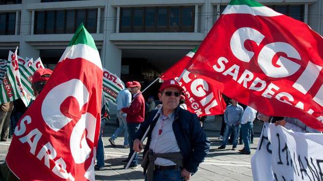Volantinaggio dei sindacati contro i 44 obiettivi di Renzi