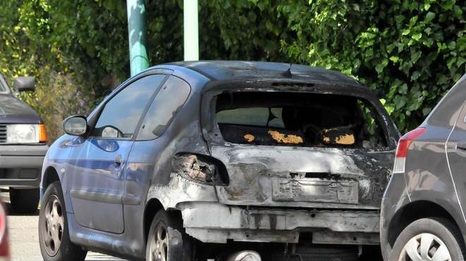 Auto in fiamme a Badu ’e Carros