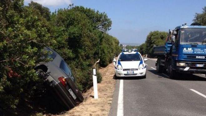 Auto fuori strada sulla Olbia-Telti