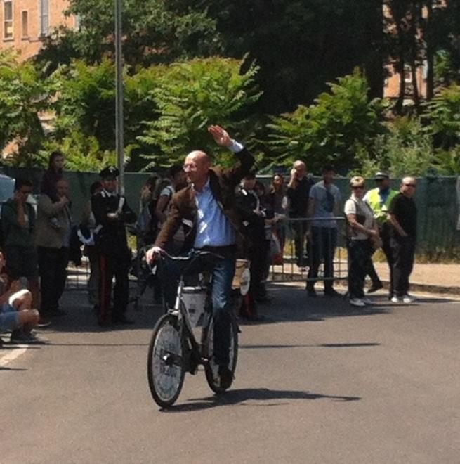 Ballestrazzi inforca la sua bicicletta sulle strade del Giro 