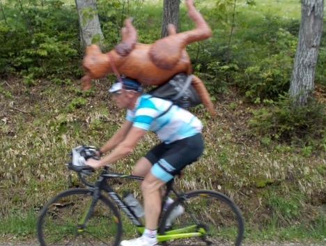 Tifo per i cicloamatori e sostegno ai campioni Razzoli scia in fuoripista 