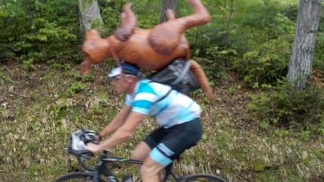 Tifo per i cicloamatori e sostegno ai campioni Razzoli scia in fuoripista