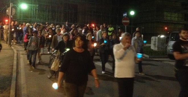 Cinque lanterne in piazza in memoria delle vittime