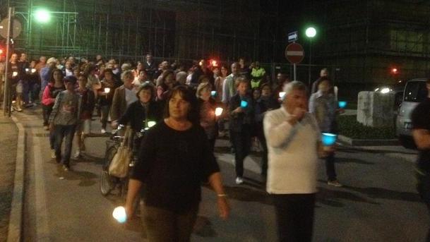 Cinque lanterne in piazza in memoria delle vittime