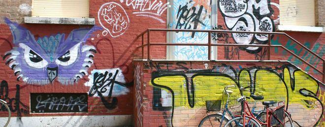 Writers sorpresi con la bomboletta in mano 