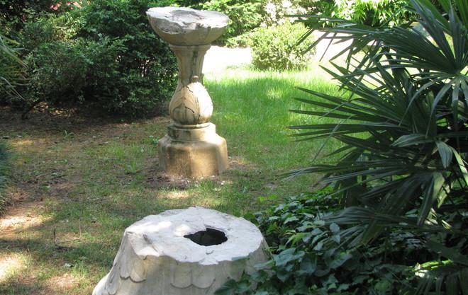 Vandali nel parco di villa Sirotti 