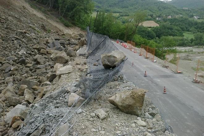 La frana si risveglia, chiusa la provinciale 