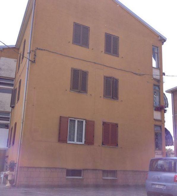 La vittima abitava col fratello in una casa di via Amendola