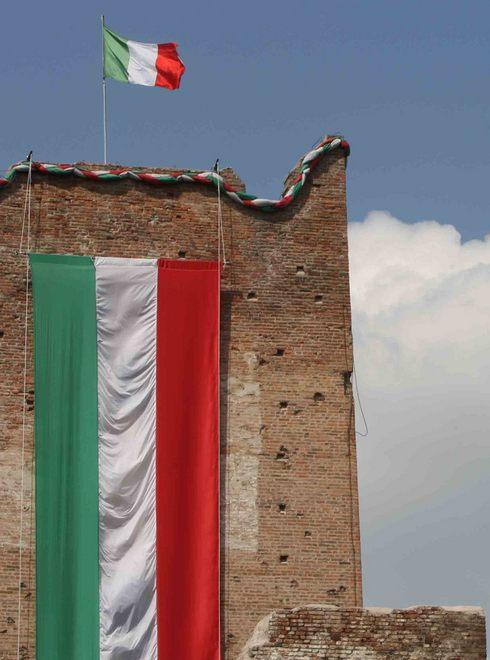 Enormi bandiere issate sulla Rocca