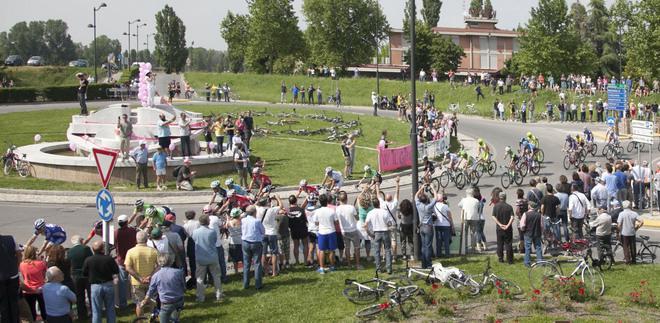 I ciclisti davanti alla fontana rosa