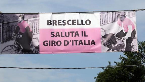 Lo striscione che ha accolto il Giro