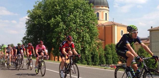 La maglia rosa sfreccia sull’argine