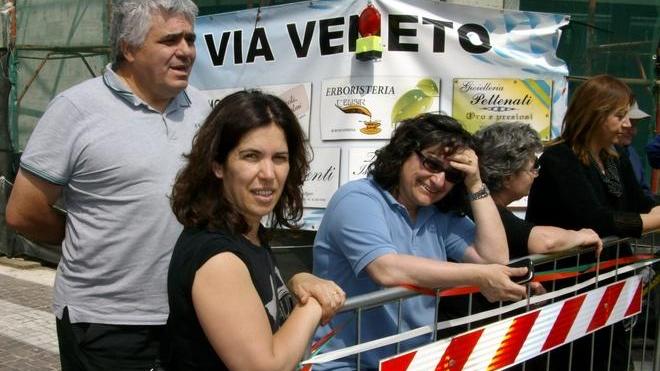 Don Gino applaude felice in via Veneto