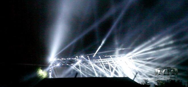 Luci e raggi laser, ecco il palco di Liga 