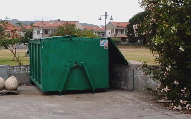 Crisi, decine di persone all’assalto del cassonetto dei cibi scaduti 