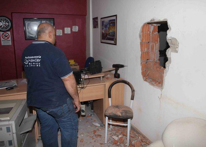 Si calano dal tetto, bucano il muro e rubano la cassaforte 