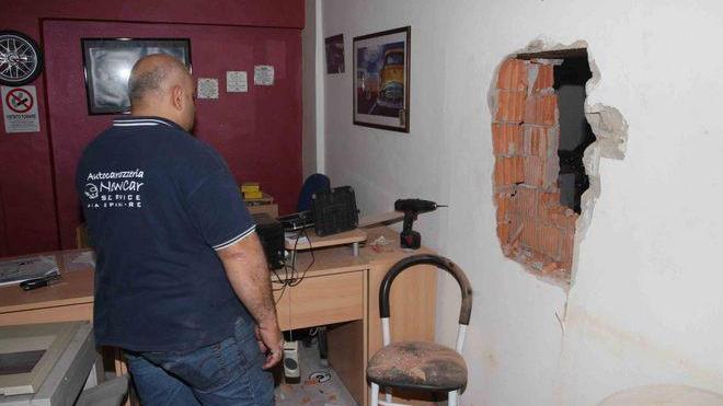 Si calano dal tetto, bucano il muro e rubano la cassaforte