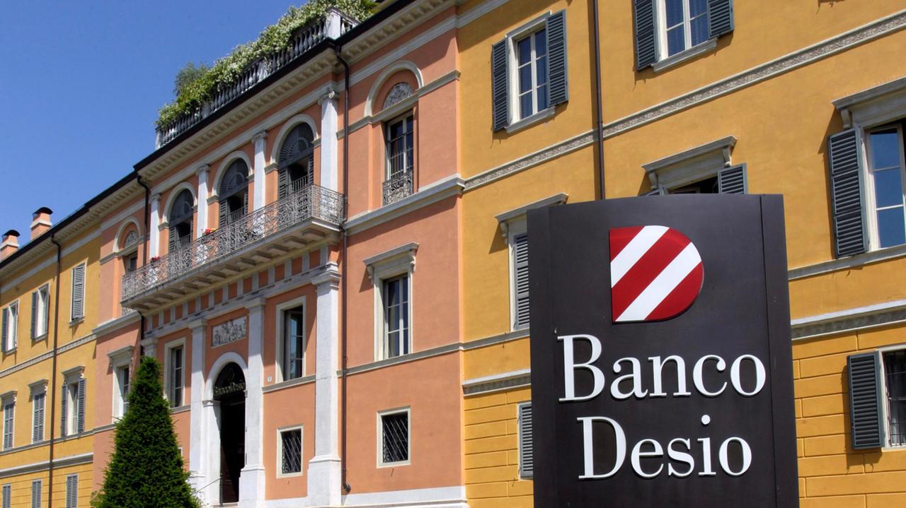 Palazzo Sandonnini, “Privatizzato” pezzo di parco sui viali: esposto - VIDEO