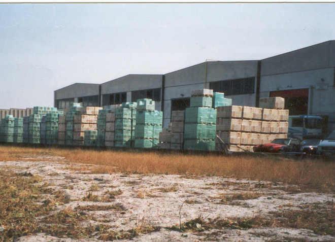 Vende i pallets della ceramica, operaio scoperto 