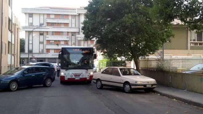 Blocca il traffico per mezzora