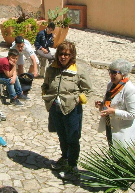 Studenti delle scuole medie a lezione di archeologia