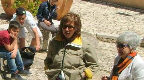 Studenti delle scuole medie a lezione di archeologia