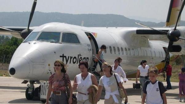 L’ultimatum: riaprire subito l’aeroporto