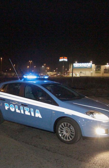 Ruba bici e vini da due garage: la polizia lo arresta