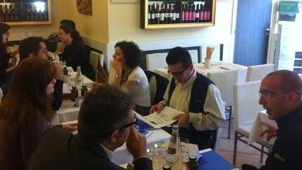 Il colloquio di lavoro ora si fa anche al bar