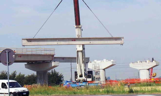 Cantiere per la tangenziale Rubati 4000 litri di gasolio 