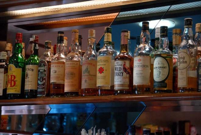 Vendono alcolici ai minorenni, un 16enne si sente male: nei guai i gestori di una discoteca 